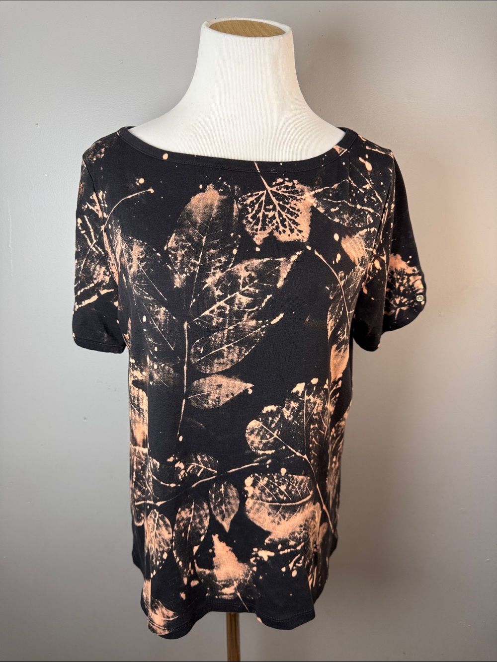 Black and Peach Leaf-Print Short Sleeve Top